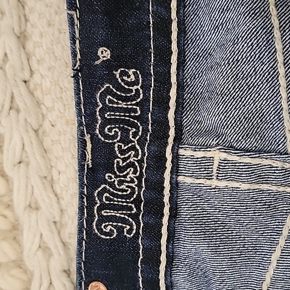 Miss Me Denim Med washed Jp5473p Capri/cropped Jeans.  Flower stitch rhinstone. - Picture 6 of 11
